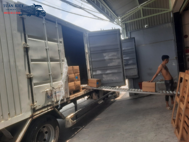 Vì sao nên lựa chọn dịch vụ thuê xe tải chở hàng tại quận Long Biên của TUANKIET LOGISTICS